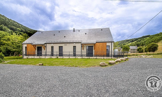 Campan Cabaña | Gîte-Confortable-Baño para personas con movilidad reducida-Vista a la Montana...