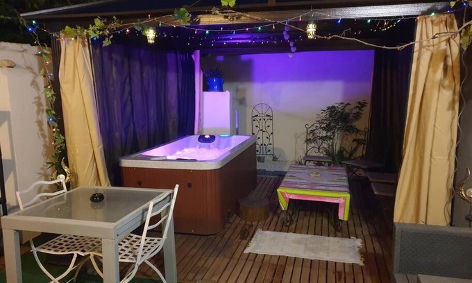 Gignac-la-Nerthe Casa | Gîte Cosy tout confort avec jacuzzi Nid d'Amour