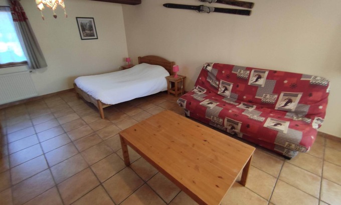 Dommartin-les-Remiremont Cabaña | Gîte dans chalet Chloé-Terraza-Gîte-Familiar-Baño con ducha