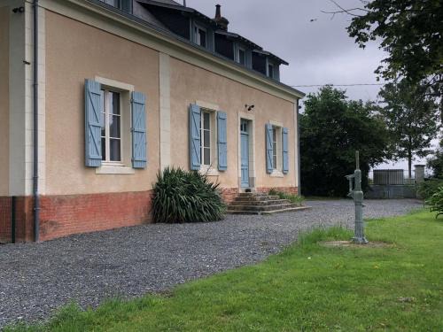 Ecommoy Casa | Gîte de charme au Mans, 4 chambres, grand jardin, terrasse, Wi-Fi, proche commerces - FR-1-410-318