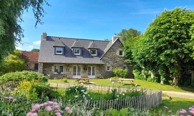 Sainte-Seve Casa | Gîte de la Fontaine Blanche sleeps 14