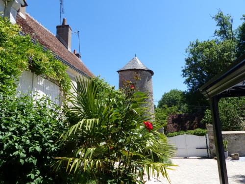Courbouzon Casa | Gîte de la tour de Loire - 65 m2 au pied d'une tour de gué du 17ème siècle