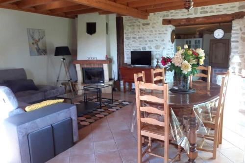 Saint-Clement-de-Regnat Casa | Gîte des Billaudes