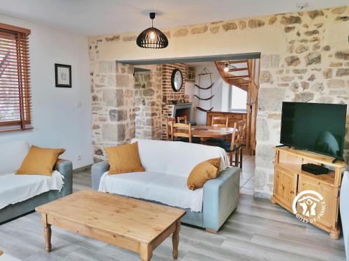 Sainte-Suzanne-and-Chammes Casa | Gîte des cinq tours