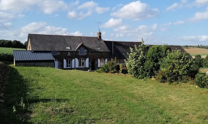 Fleurigne Otro | Gîte du Haut Montbrault