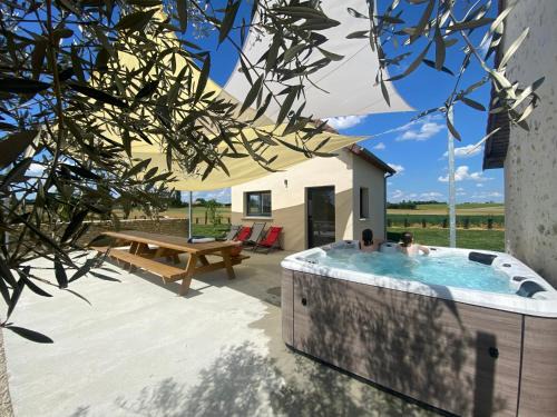 Nouans Casa | Gîte du Petit tenu 17 couchages -jacuzzi -2h Paris et 6 min gare Vivoin