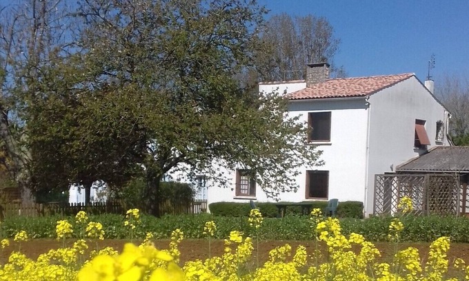 Rioux Casa | "gîte du Rocher" Une Vraie Maison de Vacances au Calme Pour les Familles