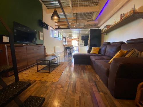 Toucy Apartamento | Gîte du Silo Loft atypique ,Tournesol , spa&piscine couverte