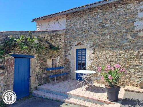 Vouvant Casa | Gîte en cité médiévale de Vouvant avec parking privatif, 4 chambres - FR-1-426-590