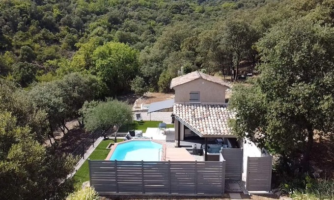 Laval-Pradel Cabaña | Gîte L'escapade, Piscine et spa Privés !