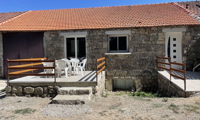 Rocles Otro | Gîte la Ferme de Palhères Oubliez vos Soucis Dans ce Logement Spacieux et Serein