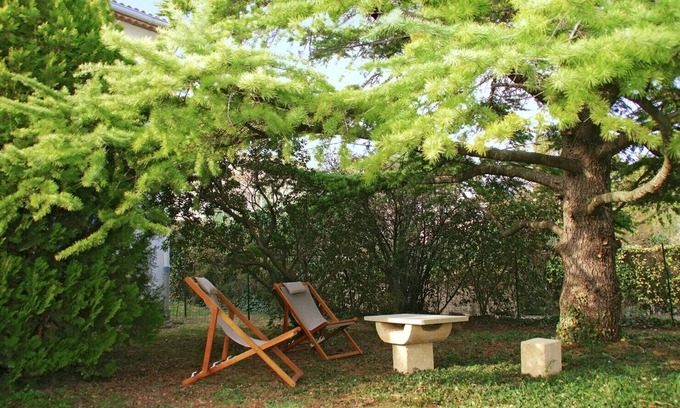 Ledenon Cabaña | Gîte "Le Grand Cèdre": Alrededores verdes cerca de Nimes Pont-du-Gard Avignon
