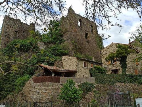 Lamastre Casa | Gîte le rocher du château de Retourtour