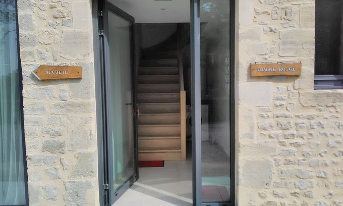 Trevieres Cabaña | Pomme Rouge-Gîte-Baño en la habitacion-Vista al Jardín