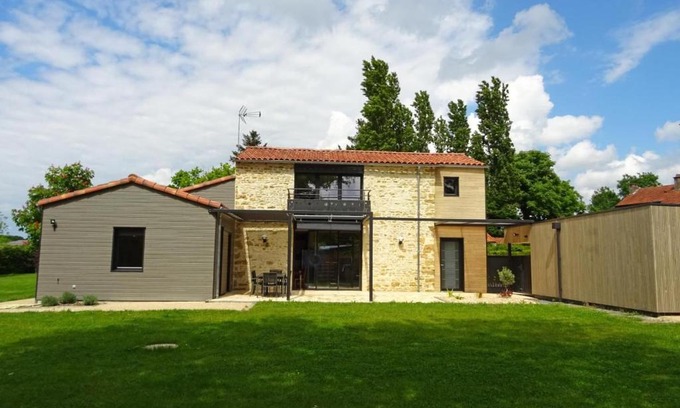 Bourneau Casa | Gîte rénové avec jardin et terrasse près de Thiré, festival de musique baroque, idéal pour familles - FR-1-426-538