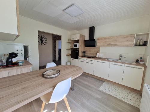 Vilosnes-Haraumont Casa | Gîte tout confort au bord de la Meuse avec jardin et activités familiales à proximité - FR-1-585-82
