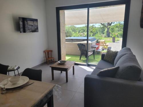 Couzon Casa | Gîte tout confort avec spa, PMR, clim' réversible, randonnées, activités et spécialités locales - FR-1-489-476