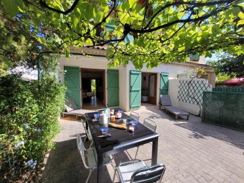 Le Brusc Casa | Gîte Villa de 78 m2 à 400m de la plage + piscine