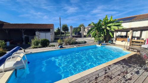 Echebrune Casa | Gîtes de 2 à 11 personnes au Domaine d'USSON