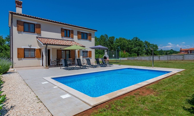 Fuskulin Casa | Günstig Gelegene Neubau-villa mit Pool