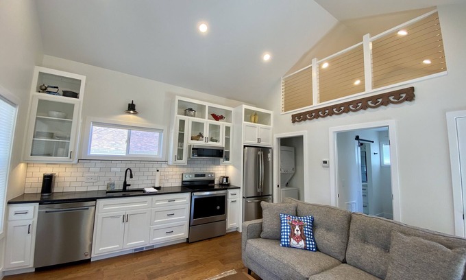 Cody Casa | G.F. Wiard Cottage, recently built, pet friendly/fully fenced yard, walking distance to downtown!
