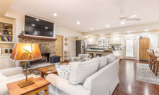 Demorest Cabina | Gaby's on the River - Perfect Vacation Home Short Walk to Chattahoochee River
