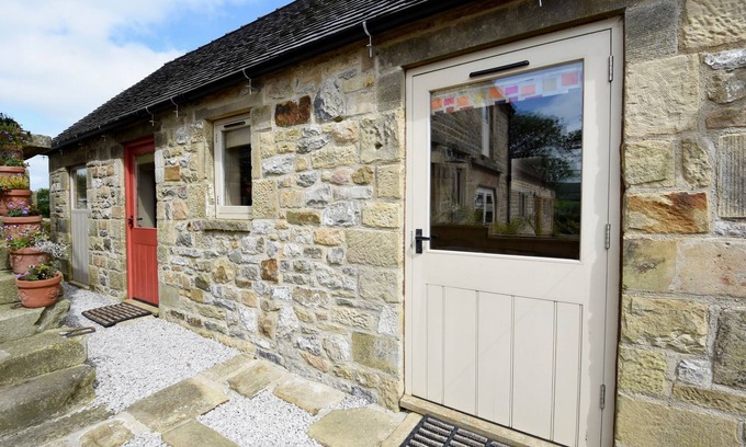 Hulme End Casa | Gaia Lodge - Country Cottage with Hot Tub, Peak District, Derbyshire