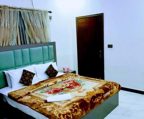 Gulshan-E-Jamal Cama Y Desayuno | Galaxy Inn - Near Jinnah International Airport Branch
