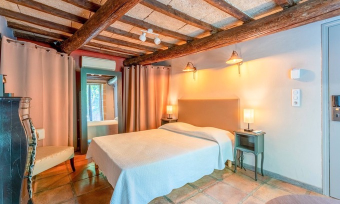 Collias Apartamento | Habitación Galet Rose con piscina compartida, Wi-Fi y aire acondicionado