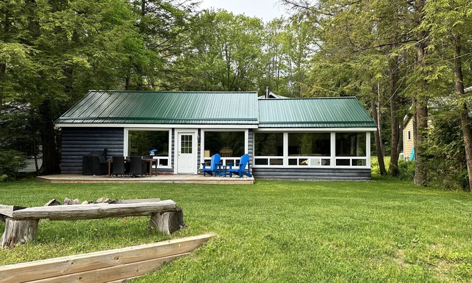 Bracebridge Cabaña | Gali's Waterfront Cottage on Lake Muskoka facing south with western sunset views