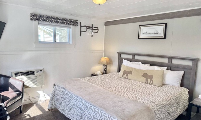 Hulls Cove Cabina | Gallagher's Travels Cabin Five (King)