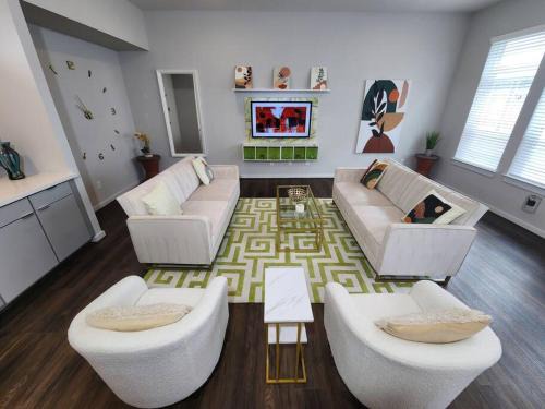 Uptown Apartamento | Galleria Premium 3 Story Home Sleeps 8