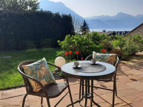 Altmuenster Apartamento | Gallery - Terrasse mit Seeblick und Garten