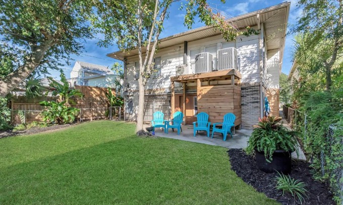 San Jacinto Casa | Galveston Studio - Sleeps 7 - Minutes to Beach !