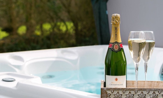Marianglas Cabaña | Gamdda Fawr - a hot tub that sleeps 8 guests in 4 bedrooms