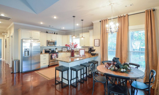 Starkville Casa | Game Day, 3 Min Walk Downtown, King Beds, Smart Tvs, FirePit
