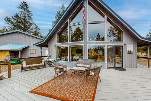 La Pine Casa | Game & Gather Getaway