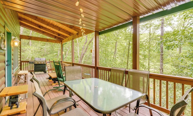 Unaka Cabina | Game Room & 3-Story Deck at Lake Hiwassee Hideaway