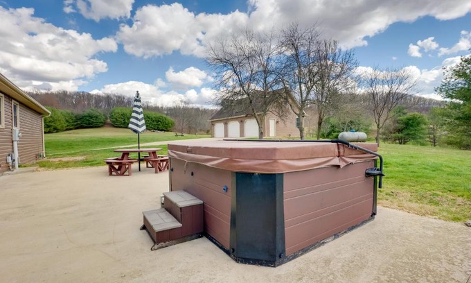 Hallsville Casa | Game Room and On-Site Pond Laurelville Retreat!