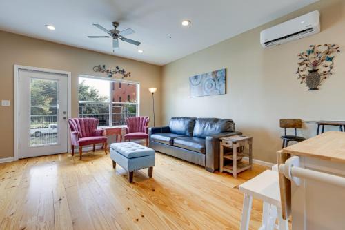 Central Business District Apartamento | Game Room and Walkable Location Mobile Condo!