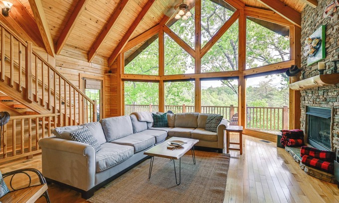 Franklin Cabina | Game Room, Hot Tub & Decks: Scenic Franklin Cabin