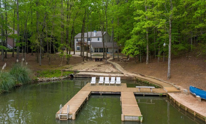 Lake Oconee Casa | GAME ROOM, QUIET COVE & DOCK! LAKEFRONT! SLEEPS 18