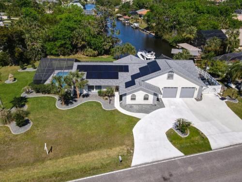 Palm Harbor Casa | Gameroom Canal Large Dock Pool 6 Beds
