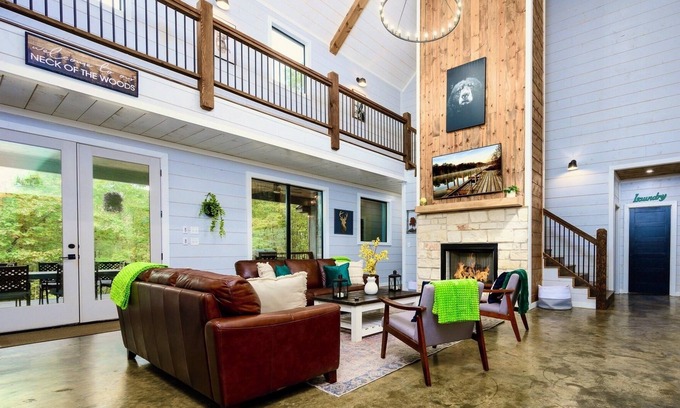 Golden Cabina | Gametastic, Hot Tub, Firepit, Sleeps 16