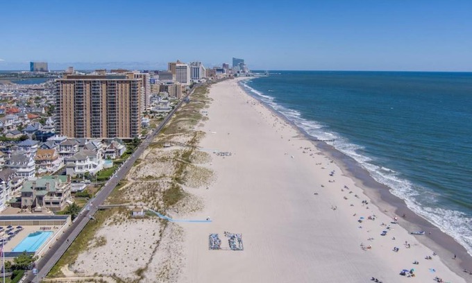 Ventnor City Casa | Gammys Beach Getaway Sleeps 20 2 blocks to Beach