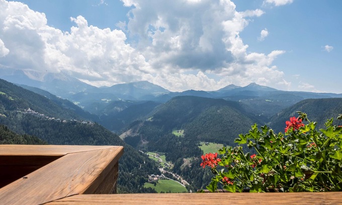Cornedo All'isarco Apartamento | "Gamperhof - Apartamento Latemar" con vistas a la montaña, jardín y Wi-Fi