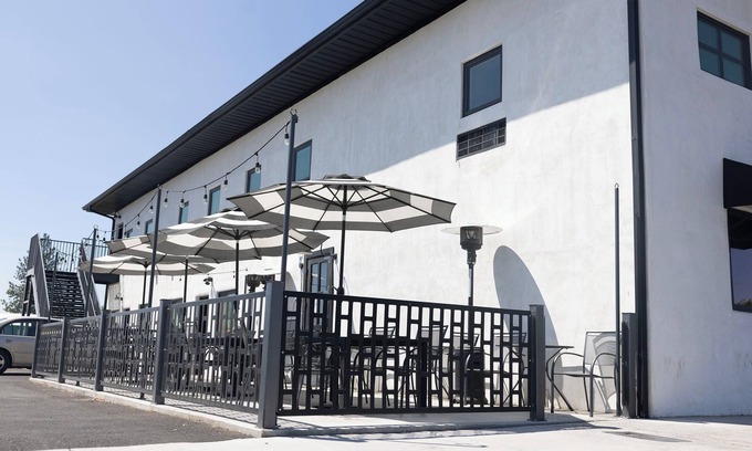 Royal City Condominio | Gard Public House Inn & Restaurant