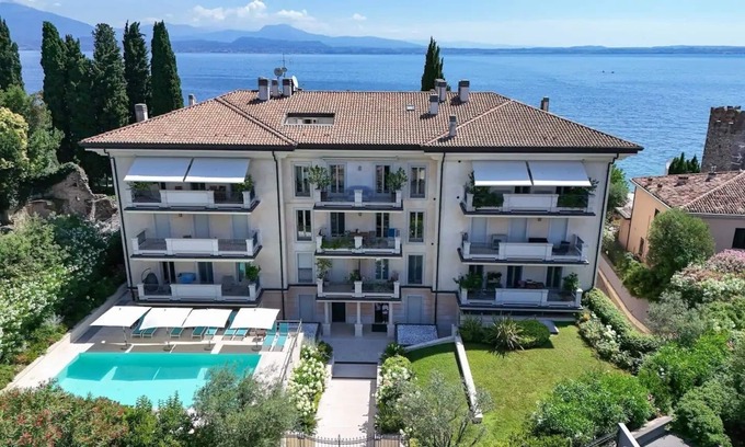 Sirmione Old Town Apartamento | Garda Amore: Luxury Suite with Lake View in Sirmione Historic Center
