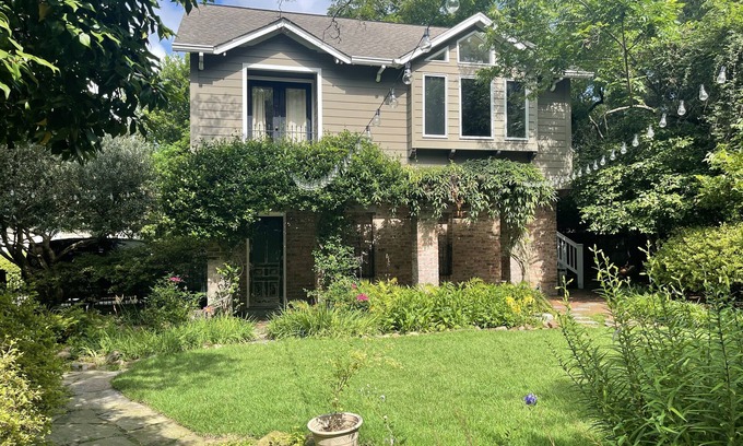 Old Shandon Cabaña | Garden 1BR Cottage off Devine St in Historic Columbia home