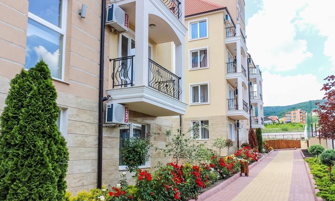 Intsaraki Condominio | Apartamento de 3 habitaciones Garden E3 en Macon Residence
